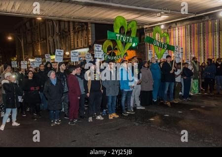 London, Großbritannien. November 2017. Marschieren Sie mit Plakaten und Bannern auf dem monatlichen langsamen und stillen Spaziergang, um Gerechtigkeit zu fordern und sich an die Menschen zu erinnern, die beim tragischen Feuer im Grenfell Tower am Ladbroke Grove getötet wurden. Einige trugen Plakate oder Plakate, auf denen die Verantwortlichen, vor allem die Stadträte des Royal Borough of Kensington und Chelsea, vor Gericht gebracht, die Versprechen an die überlebenden Opfer des tragischen Feuers bewahrt und für einen angemessenen Brandschutz für alle Wohnungen, einschließlich Sozialwohnungen, mit Brandinspektionen durch ausgebildete Feuerwehrleute, strenge Auslegung des Gebäudes gefordert wurden Stockfoto