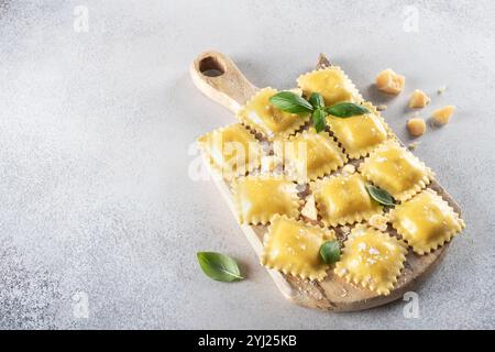 Frische Ravioli Nudeln auf Schneidebrett, Draufsicht. Kopierbereich. Italienisches Essen. Stockfoto