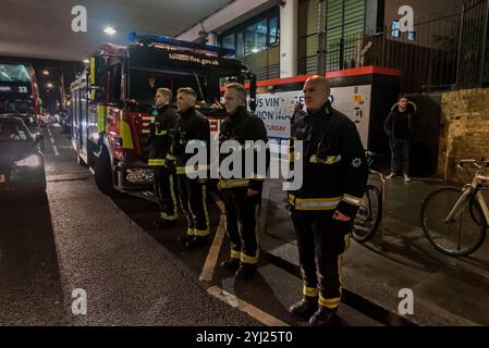 London, Großbritannien. November 2017. Marschieren Sie mit Plakaten und Bannern auf dem monatlichen langsamen und stillen Spaziergang, um Gerechtigkeit zu fordern und sich an die Menschen zu erinnern, die beim tragischen Feuer im Grenfell Tower am Ladbroke Grove getötet wurden. Einige trugen Plakate oder Plakate, auf denen die Verantwortlichen, vor allem die Stadträte des Royal Borough of Kensington und Chelsea, vor Gericht gebracht, die Versprechen an die überlebenden Opfer des tragischen Feuers bewahrt und für einen angemessenen Brandschutz für alle Wohnungen, einschließlich Sozialwohnungen, mit Brandinspektionen durch ausgebildete Feuerwehrleute, strenge Auslegung des Gebäudes gefordert wurden Stockfoto