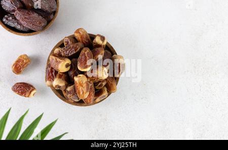 Verschiedene getrocknete Datteln Früchte in einer Holzschale auf weißem Hintergrund. Stockfoto