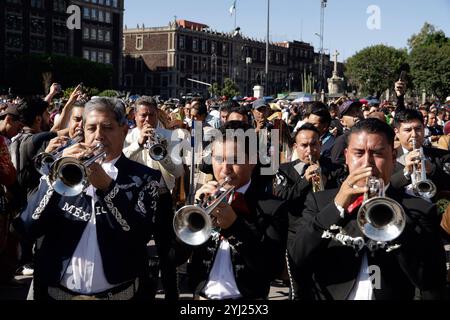 Neuer Guinness-Weltrekord für Mariachis Singen Cielito Lindo Hunderte Mariachis nehmen am Mariachi-Weltrekord Teil, als Teil der Schließung des Ersten Mariachi-Weltkongresses. 1.122 brechen Mariachis den Guinness-Weltrekord, indem sie gleichzeitig das beliebte mexikanische Lied Cielito Lindo auf dem Hauptplatz Zocalo aufführen. Am 10. November 2024 in Mexiko-Stadt. Mexico City CDMX Mexico Copyright: XLuisxBarronx Stockfoto