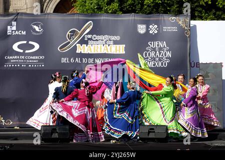 Neuer Guinness-Weltrekord für Mariachis Singen Cielito Lindo Hunderte Mariachis nehmen am Mariachi-Weltrekord Teil, als Teil der Schließung des Ersten Mariachi-Weltkongresses. 1.122 brechen Mariachis den Guinness-Weltrekord, indem sie gleichzeitig das beliebte mexikanische Lied Cielito Lindo auf dem Hauptplatz Zocalo aufführen. Am 10. November 2024 in Mexiko-Stadt. Mexico City CDMX Mexico Copyright: XLuisxBarronx Stockfoto