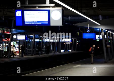 UTRECHT - Ein Reisender auf einem ruhigen Bahnsteig, von dem normalerweise der Zug nach Amsterdam am Bahnhof Utrecht Centraal abfährt. Aufgrund eines Streiks von ProRail-Mitarbeitern an den Verkehrskontrollstationen in Amsterdam und Alkmaar verkehren in Teilen von Flevoland und Utrecht auch in der vormittags Hauptverkehrszeit keine Züge. ANP ROBIN VAN LONKHUIJSEN niederlande aus - belgien aus Stockfoto