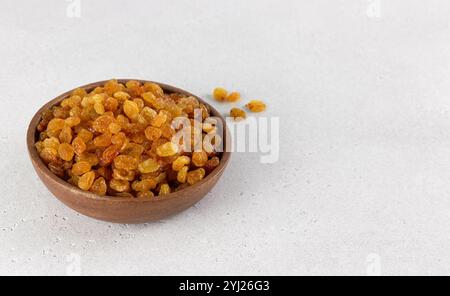 Schüssel mit goldenen Rosinen auf weißem Hintergrund. Kopierbereich. Stockfoto