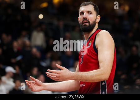 Berlin, Deutschland. November 2024. Nikola Mirotic (33) von EA7 Emporio Armani Milano, das während des Basketballspiels der Turkish Airlines EuroLeague zwischen ALBA Berlin und EA7 Emporio Armani Milano in der Uber Arena in Berlin zu sehen war. Quelle: Gonzales Photo/Alamy Live News Stockfoto