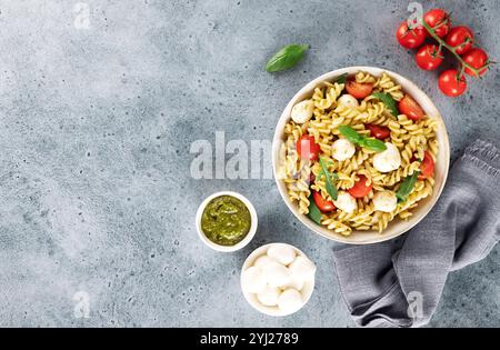 Italienischer kalter Salat mit Fusilli-Nudeln, Kirschtomaten, Mozzarella, Rucola. Draufsicht. Kopierbereich. Stockfoto