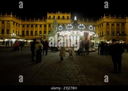 Wien, Österreich. November 2024. ÖSTERREICH; WIEN; 20241112; Weihnachtsmarkt mit Weihnachtsbaum vor Schloss Schönbrunn in Wien, fotografiert am 12. November 2024. /// ÖSTERREICH; WIEN; 20241112; Weihnachtsmarkt mit Weihnachtsbaum vor dem Schloss Schönbrunn in Wien, fotografiert am 12. November 2024. - 20241112 PD12208 Credit: APA-PictureDesk/Alamy Live News Stockfoto