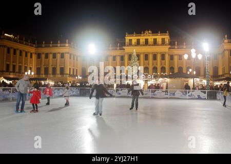 Wien, Österreich. November 2024. ÖSTERREICH; WIEN; 20241112; Weihnachtsmarkt mit Weihnachtsbaum vor Schloss Schönbrunn in Wien, fotografiert am 12. November 2024. /// ÖSTERREICH; WIEN; 20241112; Weihnachtsmarkt mit Weihnachtsbaum vor dem Schloss Schönbrunn in Wien, fotografiert am 12. November 2024. - 20241112 PD12214 Credit: APA-PictureDesk/Alamy Live News Stockfoto