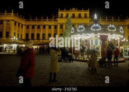 Wien, Österreich. November 2024. ÖSTERREICH; WIEN; 20241112; Weihnachtsmarkt mit Weihnachtsbaum vor Schloss Schönbrunn in Wien, fotografiert am 12. November 2024. /// ÖSTERREICH; WIEN; 20241112; Weihnachtsmarkt mit Weihnachtsbaum vor dem Schloss Schönbrunn in Wien, fotografiert am 12. November 2024. - 20241112 PD12207 Credit: APA-PictureDesk/Alamy Live News Stockfoto