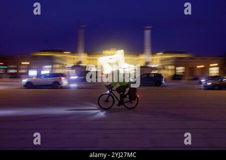 Wien, Österreich. November 2024. ÖSTERREICH; WIEN; 20241112; Radfahrer fährt vor dem Weihnachtsmarkt vor Schloss Schönbrunn in Wien, fotografiert am 12. November 2024. - 20241112 PD12216 Credit: APA-PictureDesk/Alamy Live News Stockfoto