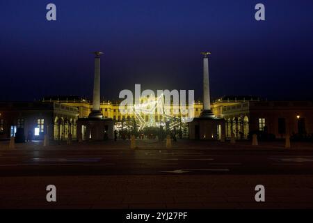 Wien, Österreich. November 2024. ÖSTERREICH; WIEN; 20241112; Weihnachtsmarkt mit Weihnachtsbaum vor Schloss Schönbrunn in Wien, fotografiert am 12. November 2024. /// ÖSTERREICH; WIEN; 20241112; Weihnachtsmarkt mit Weihnachtsbaum vor dem Schloss Schönbrunn in Wien, fotografiert am 12. November 2024. - 20241112 PD12218 Credit: APA-PictureDesk/Alamy Live News Stockfoto