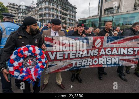 London, Großbritannien. Oktober 2017. Veteranen gegen den Terrorismus stellen sich in der Park Lane mit einem Kränz und ihrem Banner zusammen, bevor sie mit der Football Lads Alliance zur Westminster Bridge marschieren, mit Kränzen, die große und kleine Vereine im ganzen Land repräsentieren. Die mehreren tausend Demonstranten protestierten gegen die jüngsten Terroranschläge im Vereinigten Königreich und in Europa, gedachten der Opfer und forderten die Regierung auf, entschlossene Maßnahmen gegen die extremistische Bedrohung zu ergreifen, einschließlich der Verhaftung aller Terrorverdächtigen und der Deportation von Personen ausländischer Herkunft. Die Organisatoren betonen, dass sie gegen jeden Extremismus sind Stockfoto