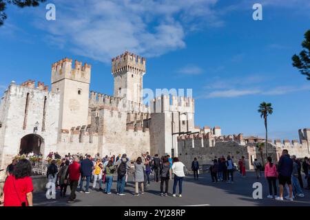 SIRMIONE, ITALIEN - 22. OKTOBER 2024: Die Burg Scaligero ist eine Festung im historischen Zentrum der Stadt Sirmione am Gardasee in Italien Stockfoto