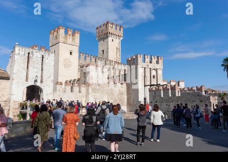 SIRMIONE, ITALIEN - 22. OKTOBER 2024: Die Burg Scaligero ist eine Festung im historischen Zentrum der Stadt Sirmione am Gardasee in Italien Stockfoto