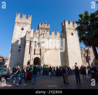 SIRMIONE, ITALIEN - 22. OKTOBER 2024: Die Burg Scaligero ist eine Festung im historischen Zentrum der Stadt Sirmione am Gardasee in Italien Stockfoto