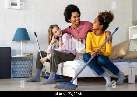 Multiethnische Familie im Haushalt, Hausarbeiten mit Alleinerziehenden und verschiedenen Kindern Stockfoto