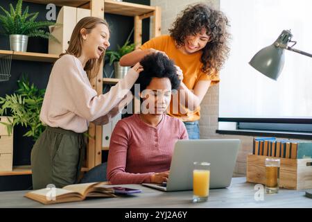 Beschäftigte schwarze Mutter hat keine Zeit für ihre Kinder. Konzept „Arbeiten von zu Hause aus“. Stockfoto