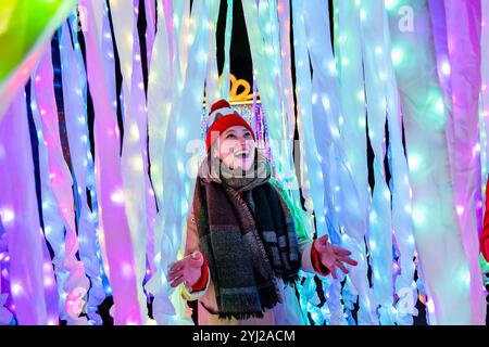 London, Großbritannien. November 2024. Christmans präsentiert von Culkture Creative – der Weihnachtslichtpfad kehrt zum 12. Jahr mit neuen Installationen in Kew Gardens zurück. Weihnachten in Kew findet vom 13. November 2024 bis zum 5. Januar 2025 statt. Guy Bell/Alamy Live News Stockfoto