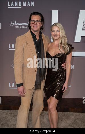 Los Angeles, USA. November 2024. LOS ANGELES, CA. 12. November 2024: Ali Larter und Ehemann Hayes MacArthur bei der Premiere für Landman im Paramount Theatre. Bildnachweis: Paul Smith/Alamy Live News Stockfoto