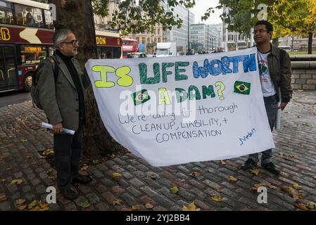 London, Großbritannien. Oktober 2017. Ein Demonstrant aus Kolumbien trägt einen traditionellen Kopfschmuck vor dem QEII-Zentrum in Westminster, wo die Hauptversammlung des globalen Bergbauriesen von BHP stattfindet. Zu den Demonstranten gehörten Vertreter der Gemeinden aus Arizona, USA, Cerrejon, Kolumbien und Minas Gerais, Brasilien, die gegen die Bergbauaktivitäten von BHP waren, die soziale und ökologische Zerstörung in ihren Gebieten verursachen. Die Katastrophe am Samarco-Staudamm in Brasilien hat riesige Gebiete verschmutzt, 25 Gemeinden werden gewaltsam vertrieben, um BHP's riesige Expansionspläne für das Kohlefeld von Cerrejon zu ermöglichen, das ein Drittel der in Großbritannien verbrannten Kohle liefert Stockfoto