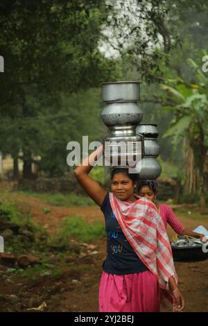 Zwei nordöstliche indische Frauen mit Schiffen im Kopf Stockfoto