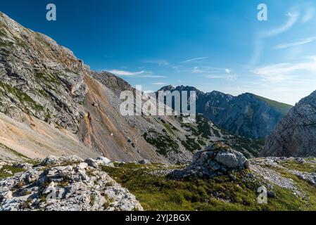 Blick auf den Giavo Grande Gipfel vom Ofenscharte Bergpass oberhalb der Seekofelhutte in den Dolomiten an schönen Sommertagen Stockfoto