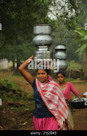 Zwei nordöstliche indische Frauen mit Schiffen im Kopf Stockfoto