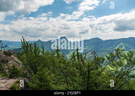 Maly Rozsutec, Velky Rozsutec, Osnica, Stoh, Poludnovy grun und Steny Hügel vom Sokolie Hügel in Mala Fatra in der Slowakei Stockfoto