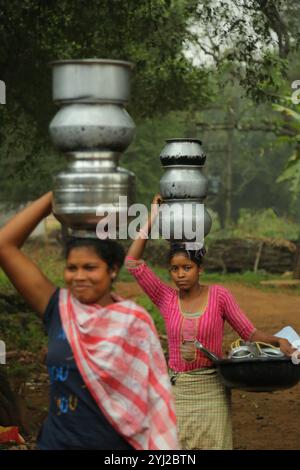 Zwei nordöstliche indische Frauen mit Schiffen im Kopf Stockfoto