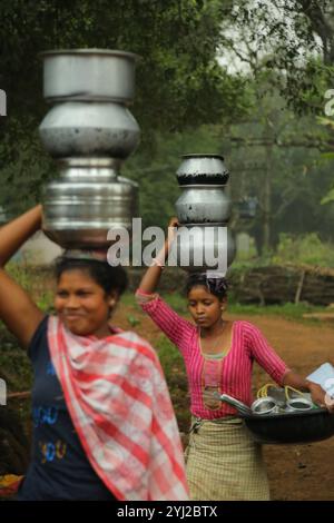 Zwei nordöstliche indische Frauen mit Schiffen im Kopf Stockfoto