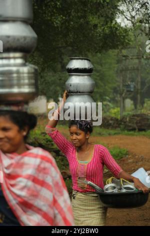 Zwei nordöstliche indische Frauen mit Schiffen im Kopf Stockfoto