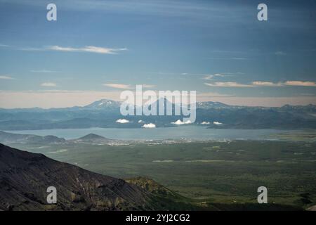 Vulkan Viljuchinsky in Kamtschatka. Eine atemberaubende und majestätische Berglandschaft mit einem ruhigen Seeblick, der die Zuschauer fesselt Stockfoto