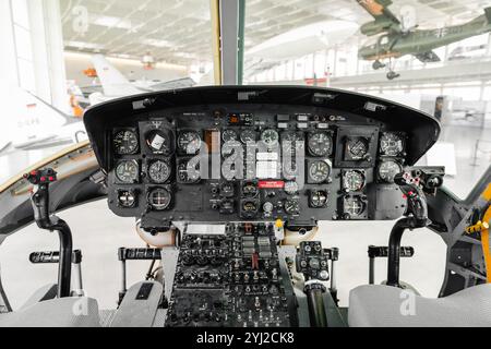 Hubschrauber-Cockpit. Armaturenbrett von Bell UH-1D Irokesen, geparkt in einem Hangar. Stockfoto