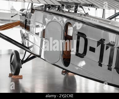 Hinterer Teil des alten Flugzeugrumpfes mit Eingangstür. Nachbau des Hochflügelflugzeugs Dornier Merkur - D-1103 Lufthansa Silberfuchs im luftigen Hangar. Stockfoto