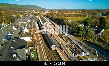 Aviemore Highland Scotland der Bahnhof mit ScotRail-Zug von Inverness wartet am Bahnsteig Stockfoto