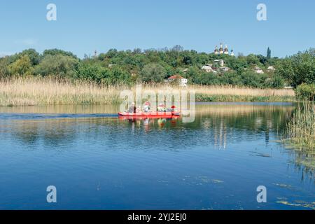 Ukraine, die Stadt Romny, 22. Mai 2021: Eine Gruppe glücklicher Menschen fährt mit dem Kajak auf dem Fluss. Konzept des Welttourismus-Tages. Aktiver Lebensstil. Stockfoto