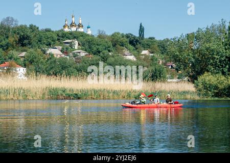 Ukraine, die Stadt Romny, 22. Mai 2021: Eine Gruppe glücklicher Menschen fährt mit dem Kajak auf dem Fluss. Konzept des Welttourismus-Tages. Aktiver Lebensstil. Stockfoto
