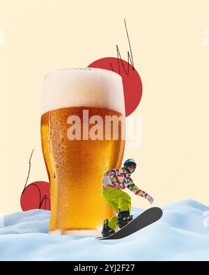 Dynamische Winterszene mit Snowboarderfahrten neben einem Glas kalten, schaumigen Biers. Perfekt für Urlaub und Winterfeiern. Zeitgenössische Kunstcollage. Stockfoto