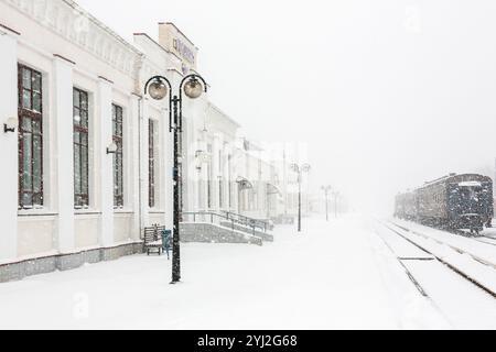 Bahnsteig des Bahnhofs bei starkem Schneefall. Bahnhof, Stadt Romny, Region Sumy, Ukraine. Stockfoto