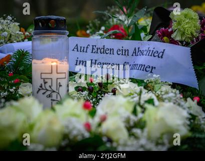 13. November 2024, Brandenburg, Frankfurt (oder): Eine Kerze brennt vor dem Slogan „auf Erden ein Abschied im Herzen für immer“ auf einem Trauerarrangement auf einem Grab auf dem Hauptfriedhof. Der 17. November 2024 ist der Gedenktag. Der Volkstrauertag ist ein nationaler Gedenktag in Deutschland und einer der sogenannten stillen Tage. Der Gedenktag wird seit 1952 zwei Sonntage vor dem ersten Adventssonntag gefeiert. Foto: Patrick Pleul/dpa Stockfoto