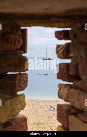 Selektiver Fokus auf Schwimmer am beliebten Stadtstrand Plage de la Gravette, Antibes, Provence-Alpes-Côte d'Azur, Frankreich Stockfoto