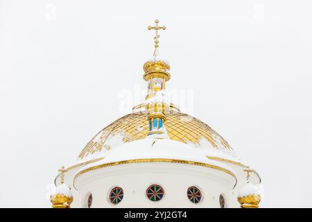 Kuppel und Kreuz der orthodoxen Kirche. Religion, Orthodoxie, Kirchenkuppeln mit Kreuzen. Die Ascension Church ist eine orthodoxe historische Kirche im konzil Stockfoto
