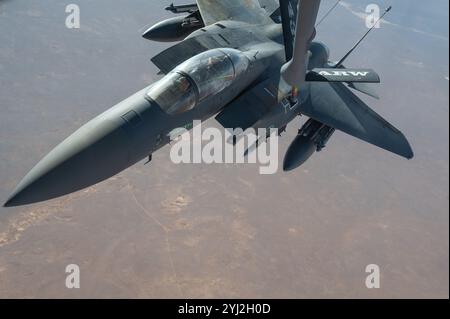 Ein F-15E Strike Eagle der US Air Force erhält Treibstoff über den Zuständigkeitsbereich des US Central Command (CENTCOM) vom 19. Oktober 2024. Die F-15E ist ein All-WE Stockfoto