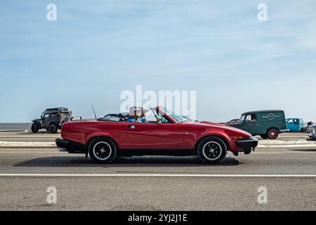 Gulfport, MS - 04. Oktober 2023: Weitwinkel-Seitenansicht eines 1981 Triumph TR7 Cabriolets auf einer lokalen Autoshow. Stockfoto