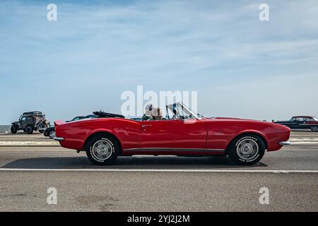 Gulfport, MS - 04. Oktober 2023: Weitwinkel-Seitenansicht eines 1967 Chevrolet Camaro Cabriolets auf einer lokalen Autoshow. Stockfoto