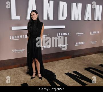 Los Angeles, Vereinigte Staaten. November 2024. Darsteller Demi Moore nimmt am 12. November 2024 an der Premiere von Paramount's TV-Drama „Landman“ in den Paramount Studios in Los Angeles Teil. Geschichte: Landman spielt in den sprichwörtlichen Boomstädten von West Texas und erzählt von der Suche nach dem Glück in der Welt der Ölplattformen. Die Serie ist eine Geschichte von Rothälsen und wilden Milliardären, die einen so großen Boom anheizen, dass er unser Klima, unsere Wirtschaft und unsere Geopolitik neu gestaltet. Foto: Jim Ruymen/UPI Credit: UPI/Alamy Live News Stockfoto