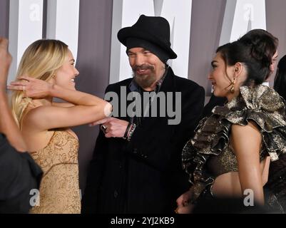 Los Angeles, Vereinigte Staaten. November 2024. Die Besetzungsmitglieder Michelle Randolph, Billy Bob Thorntonm und Paulina Chavez (L-R) nehmen am 12. November 2024 an der Premiere von Paramount's Fernsehdrama Landman in den Paramount Studios in Los Angeles Teil. Geschichte: Landman spielt in den sprichwörtlichen Boomstädten von West Texas und erzählt von der Suche nach dem Glück in der Welt der Ölplattformen. Die Serie ist eine Geschichte von Rothälsen und wilden Milliardären, die einen so großen Boom anheizen, dass er unser Klima, unsere Wirtschaft und unsere Geopolitik neu gestaltet. Foto: Jim Ruymen/UPI Credit: UPI/Alamy Live News Stockfoto