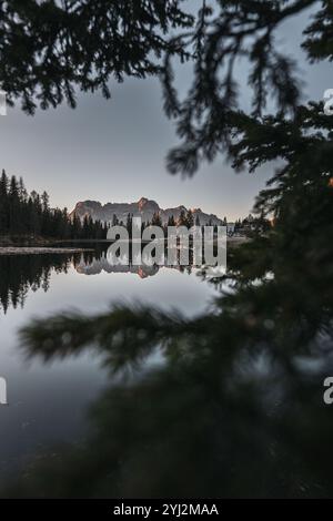 Der Antornosee (italienisch Lago d'Antorno) in den Sextner Dolomiten in der Provinz Belluno etwa 2 km nördlich des Misurinasees auf dem Gemeindegebiet von Auronzo di Cadore im Herbst zu Sonnenaufgang am 08.11.2024. Im Bild: Blick vom Südufer mit Sorapiss am Horizont // See Antorno in den Sextner Dolomiten in der Provinz Belluno etwa 2 km nördlich des Misurinasees in der Gemeinde Auronzo di Cadore im Herbst bei Sonnenaufgang am 8. November 2024. Im Bild: Blick vom Südufer mit Sorapiss am Horizont - 20241108 PD12978 Stockfoto