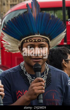 Wächter des Waldes, indigene Führer aus Lateinamerika, Indonesien und Afrika, halten eine Kundgebung auf dem Parlamentsplatz ab, um denen zu gedenken, die ihr Leben verloren haben, um die Wälder gegen den Bergbau zu verteidigen. die Abholzung von Wäldern für die Palmölproduktion und andere Kulturen sowie andere Bedrohungen für die Wälder und die darin lebenden Menschen, und sie haben Bilder von einigen der vielen, die zum Gewinn skrupelloser Unternehmen ermordet wurden - darunter viele, die an den Börsen in London und anderswo notiert sind. Ganze Stämme wurden gewaltsam von ihren Häusern und ihren Rechten auf das Land entfernt Stockfoto