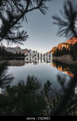 Der Antornosee (italienisch Lago d'Antorno) in den Sextner Dolomiten in der Provinz Belluno etwa 2 km nördlich des Misurinasees auf dem Gemeindegebiet von Auronzo di Cadore im Herbst zu Sonnenaufgang am 08.11.2024. Im Bild: Blick vom Südufer mit Sorapiss am Horizont // See Antorno in den Sextner Dolomiten in der Provinz Belluno etwa 2 km nördlich des Misurinasees in der Gemeinde Auronzo di Cadore im Herbst bei Sonnenaufgang am 8. November 2024. Im Bild: Blick vom Südufer mit Sorapiss am Horizont - 20241108 PD12983 Stockfoto